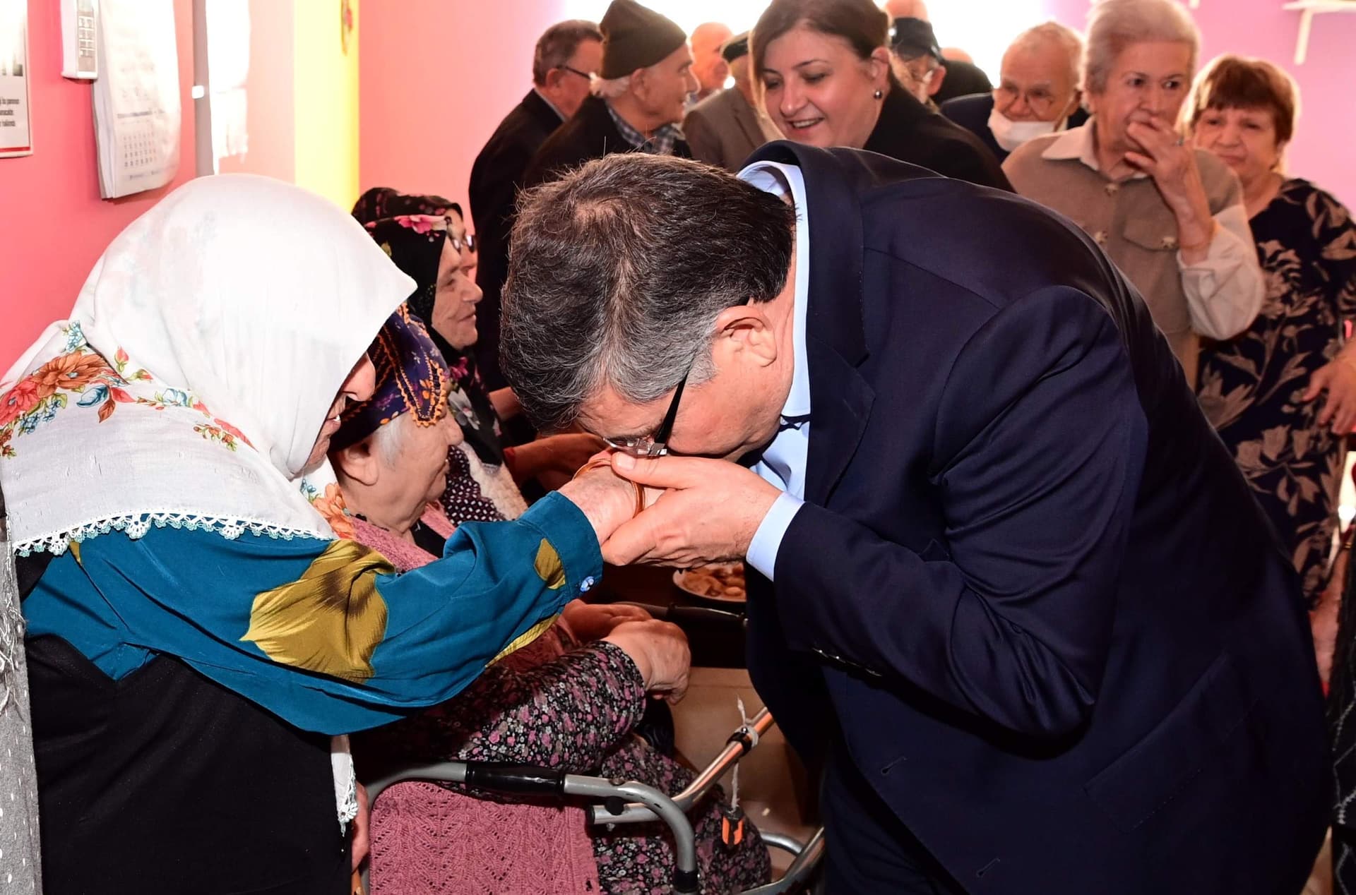 Sinop Valisi Özarslan huzurevi sakinlerini ziyaret etti