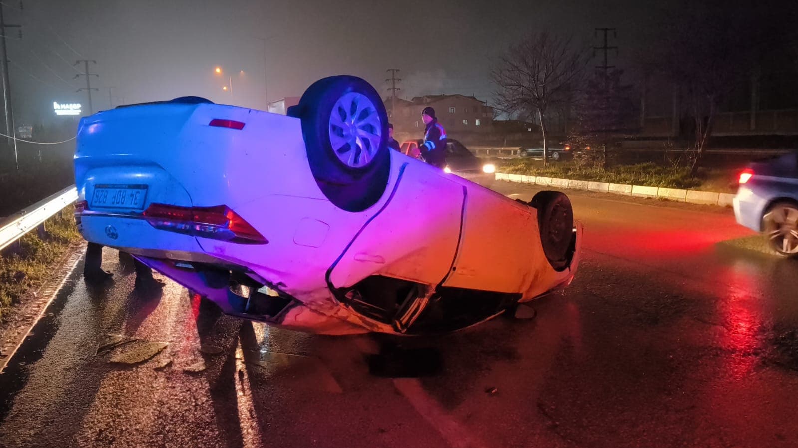 Düzce'de devrilen otomobildeki 3 kişi yaralandı