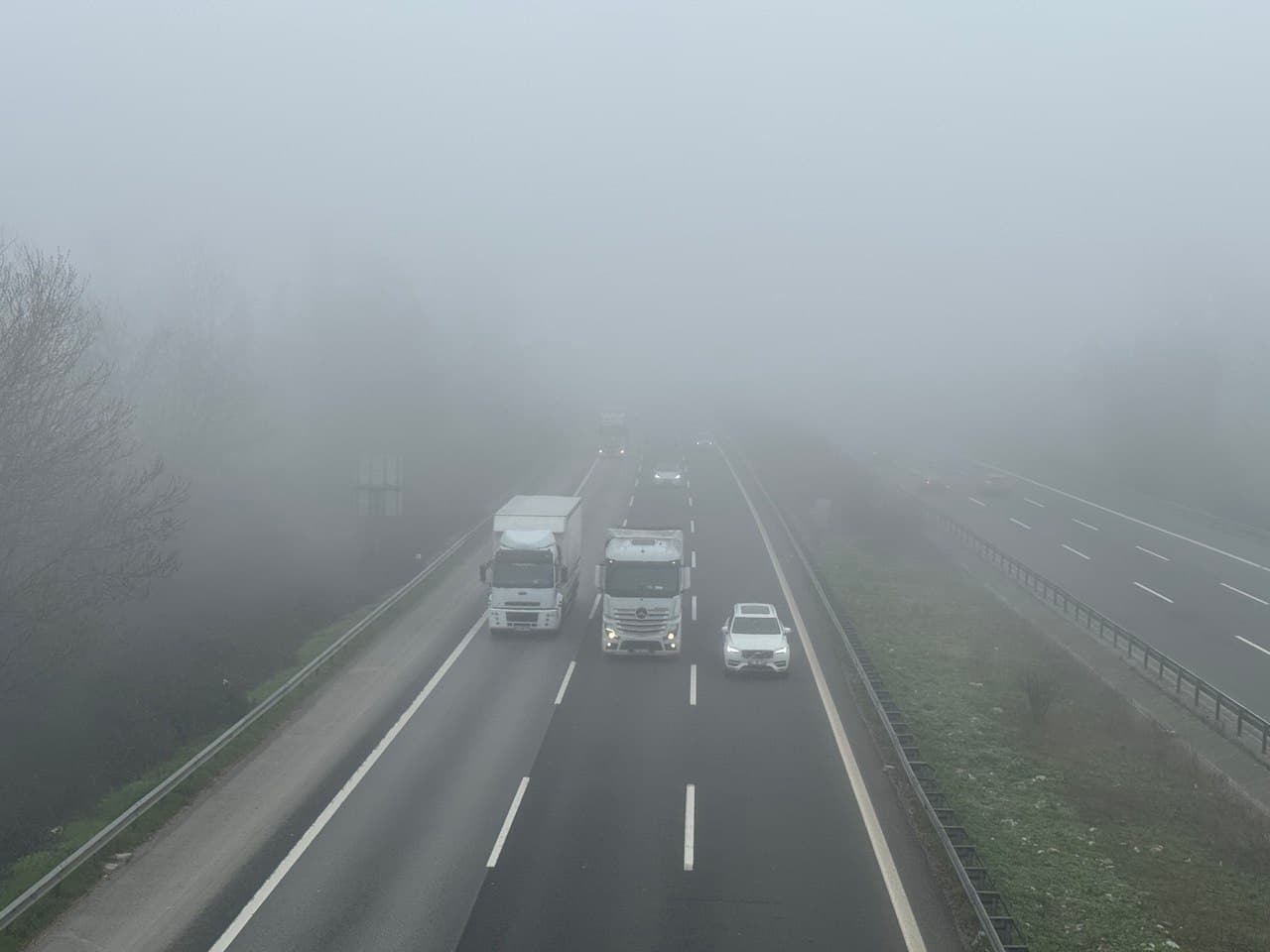 Düzce'de sis görüş mesafesini azalttı