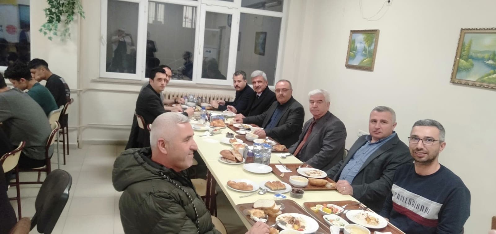 Vezirköprü protokolü iftarını öğrencilerle açtı