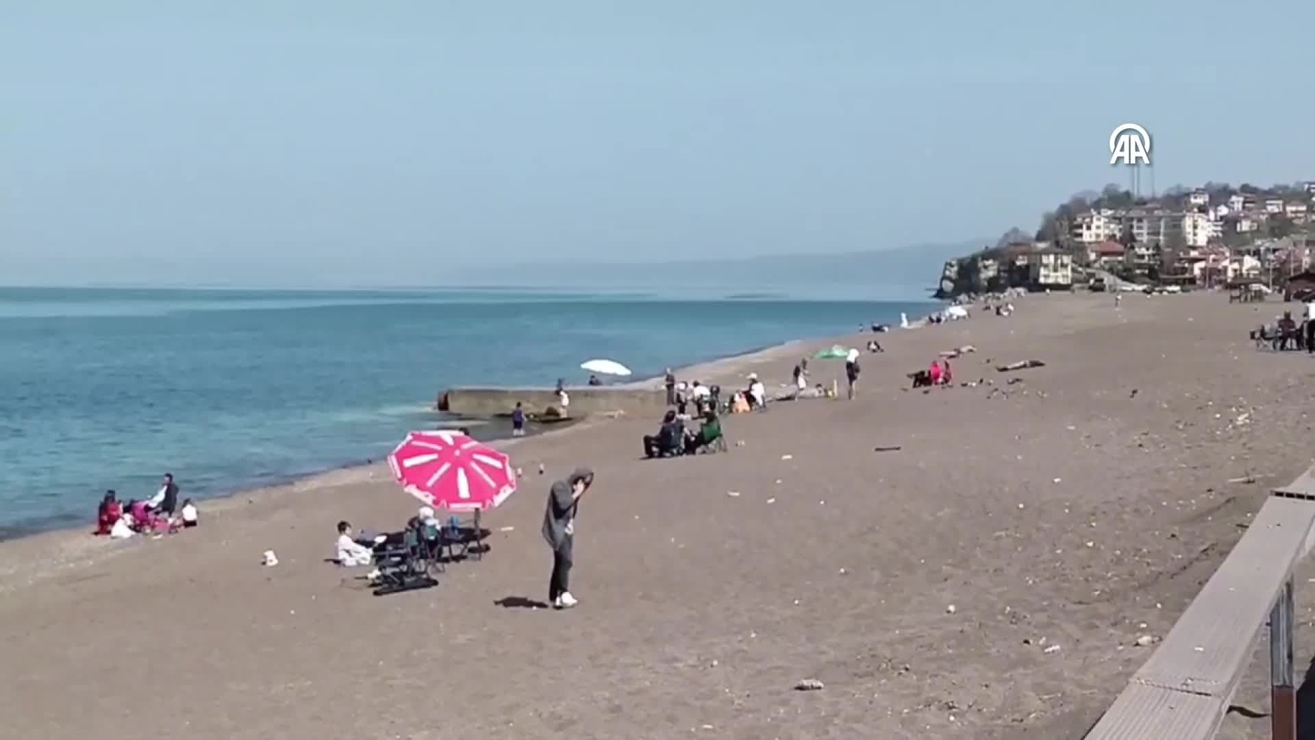 Düzce'de sıcak havayı fırsat bilenler denize girdi