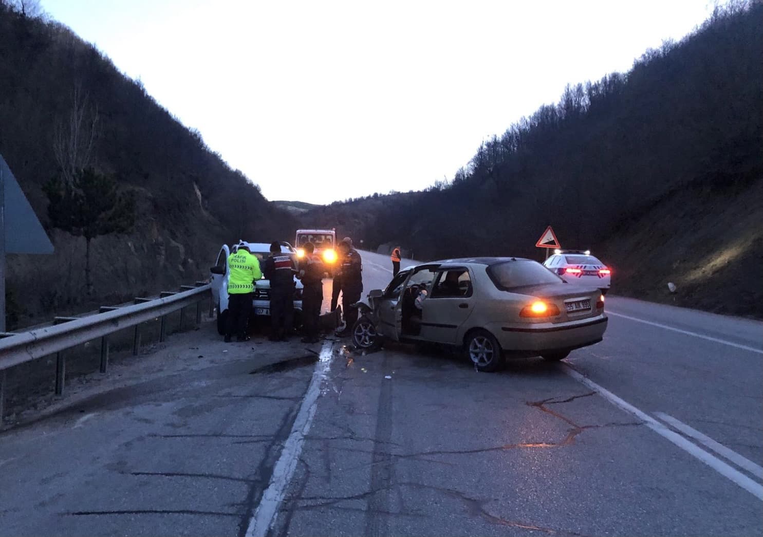 Sinop'ta iki otomobilin çarpıştığı kazada 6 kişi yaralandı