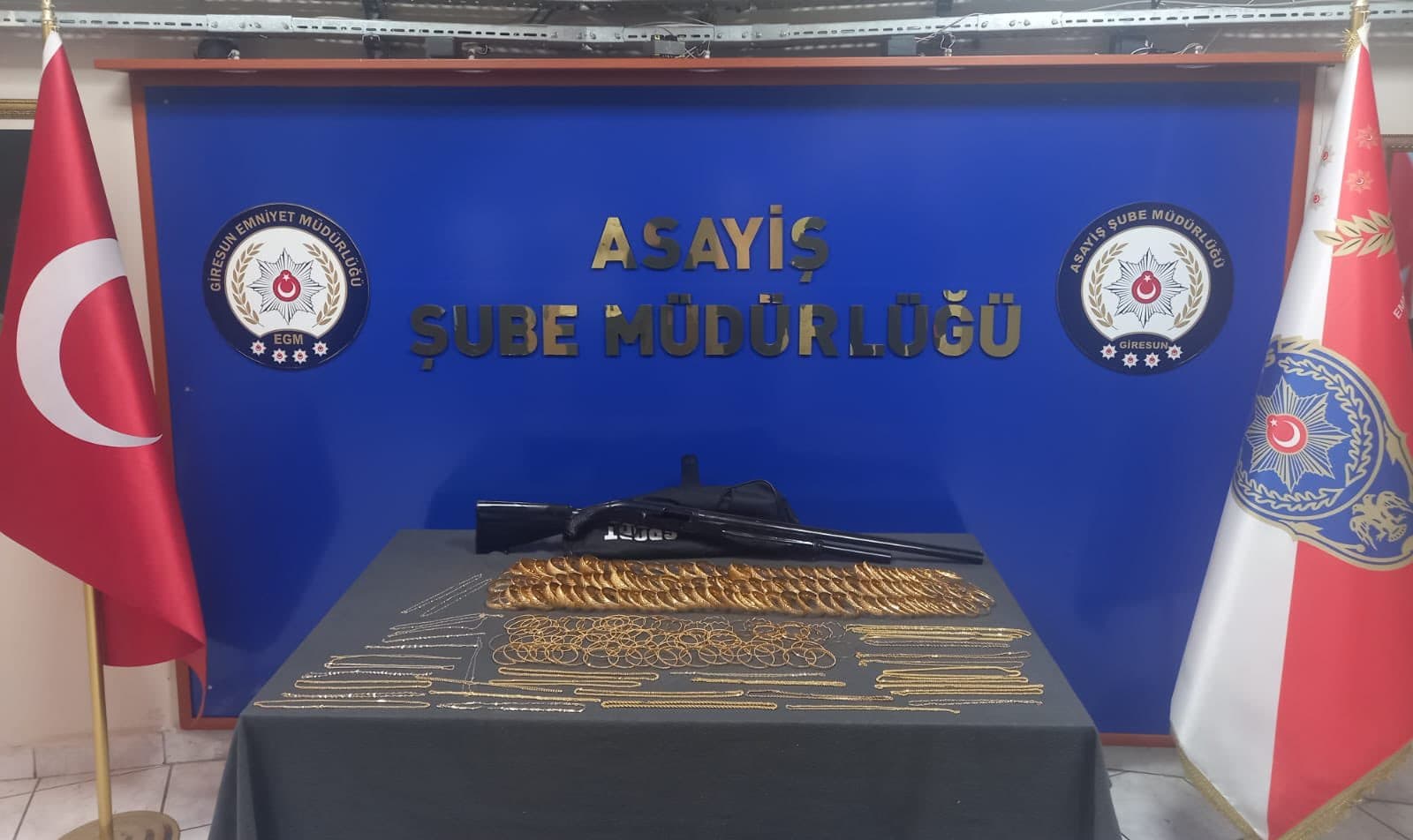 Giresun'da soyulan kuyumcudan alınan altınlar bulundu