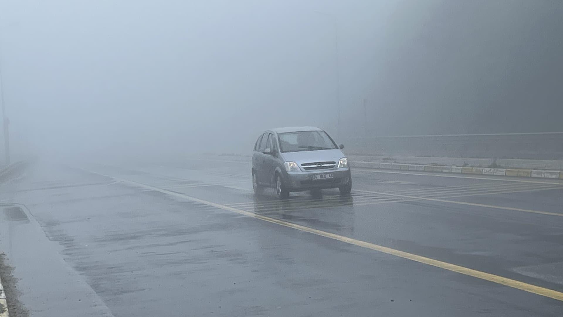 Bolu Dağı'nda sis ve sağanak ulaşımı etkiledi
