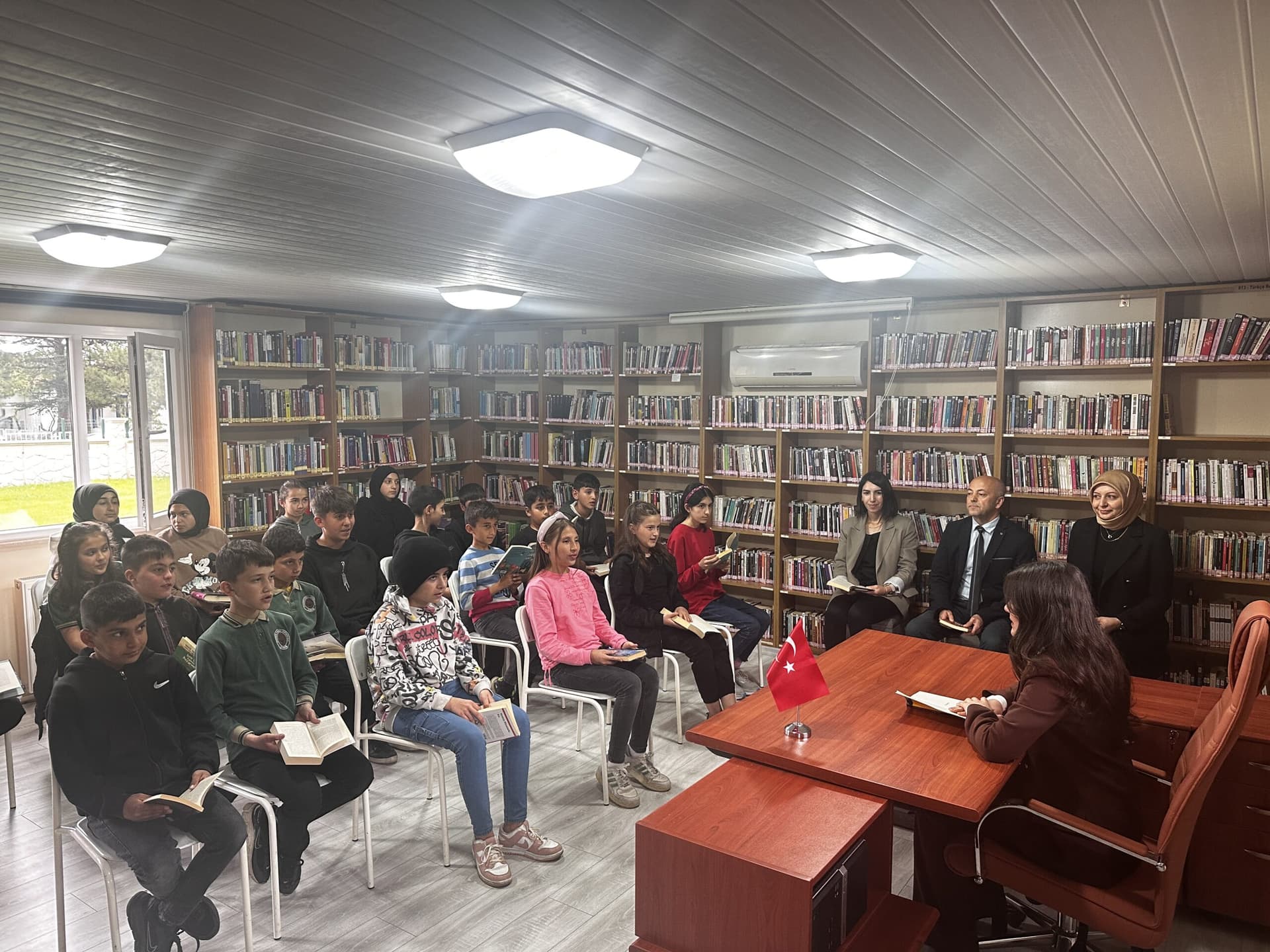 Laçin Kaymakamı Şimşek, öğrencilerle kitap okudu