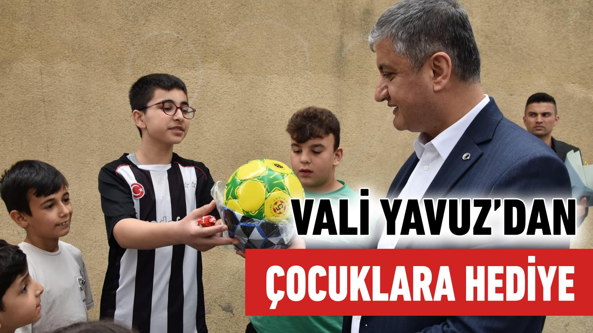 Vali Yavuz  çocuklara futbol topu hediye etti