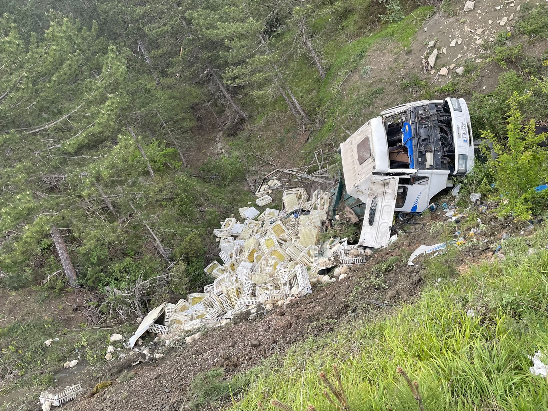 Göynük'te uçuruma devrilen kamyonun sürücüsü yaralandı