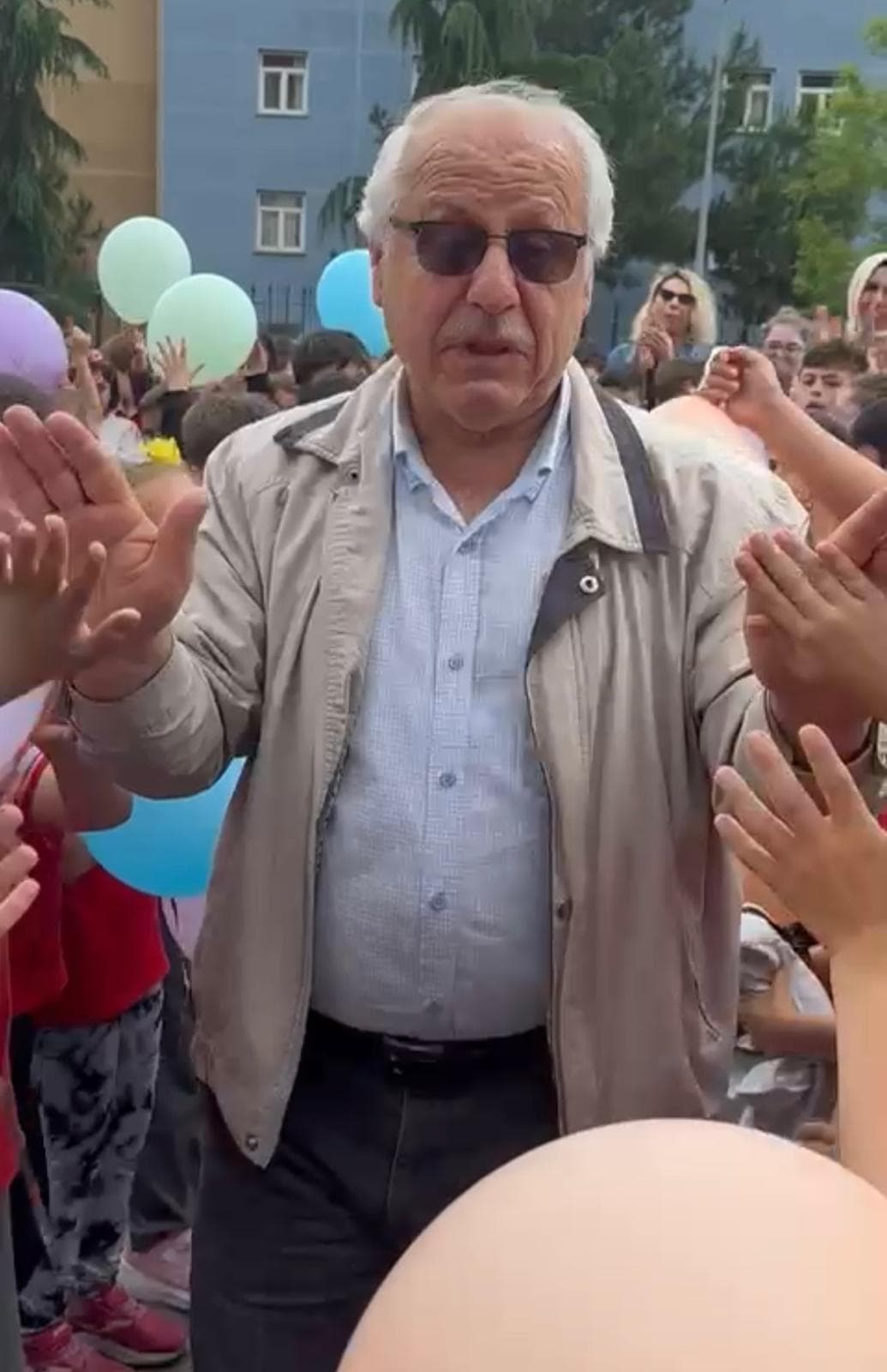 Trabzon'da 45 yıllık öğretmene duygulandıran veda