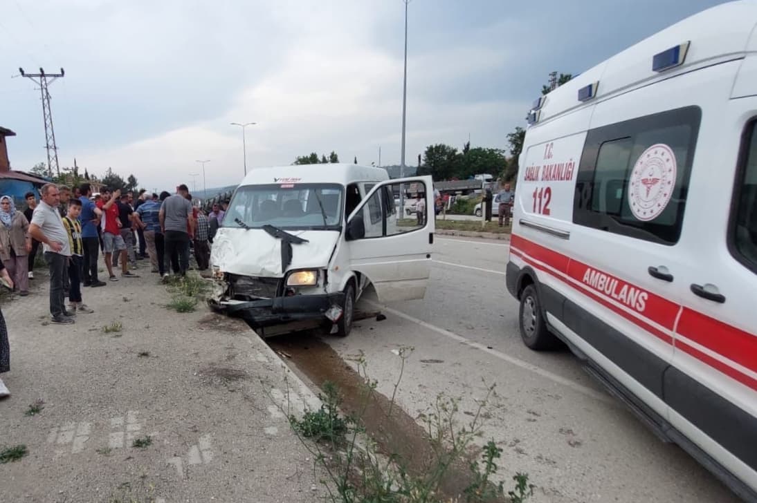 Sinop’ta minibüsle traktörün çarpıştığı kazada 1 kişi öldü