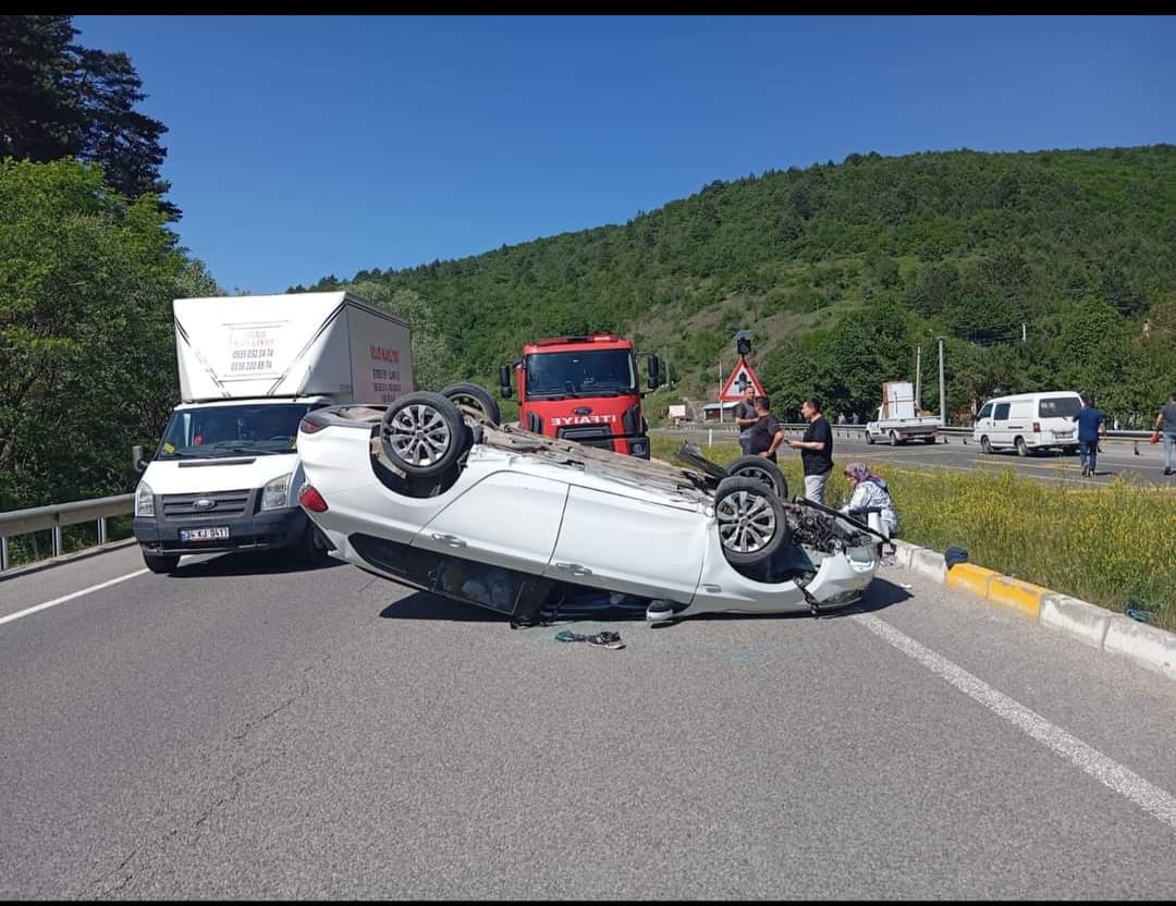 Yeniçağa'da devrilen otomobildeki 2 kişi yaralandı
