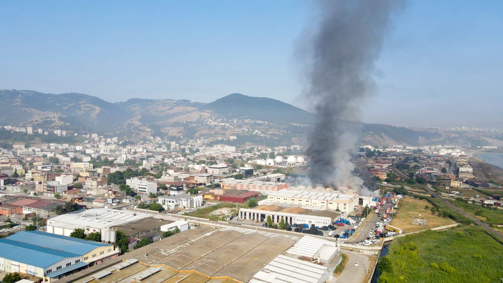 Samsun'da plastik fabrikasında yangın çıktı