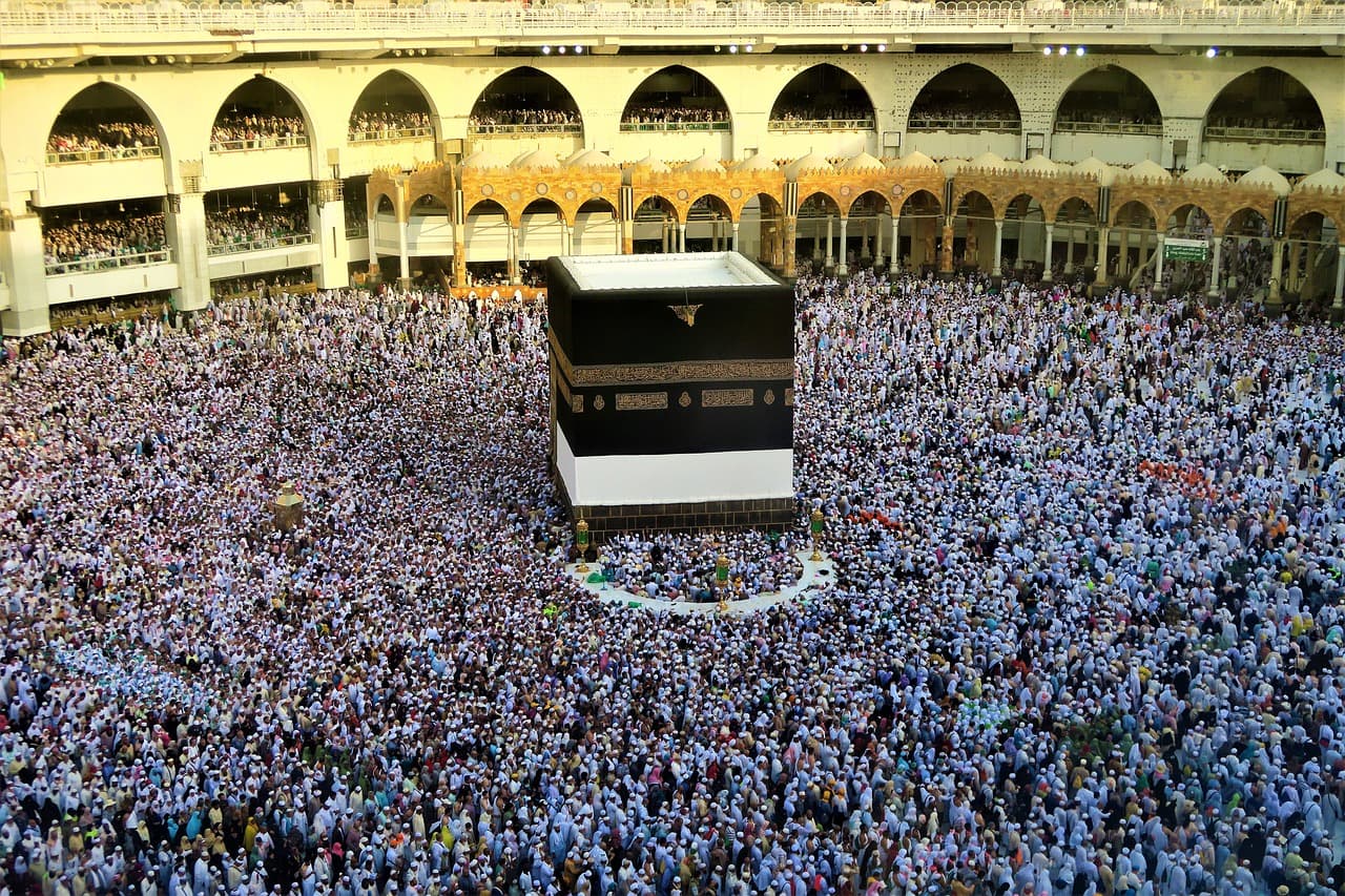 Boyabat'ta inşaatı tamamlanan cami ibadete açıldı