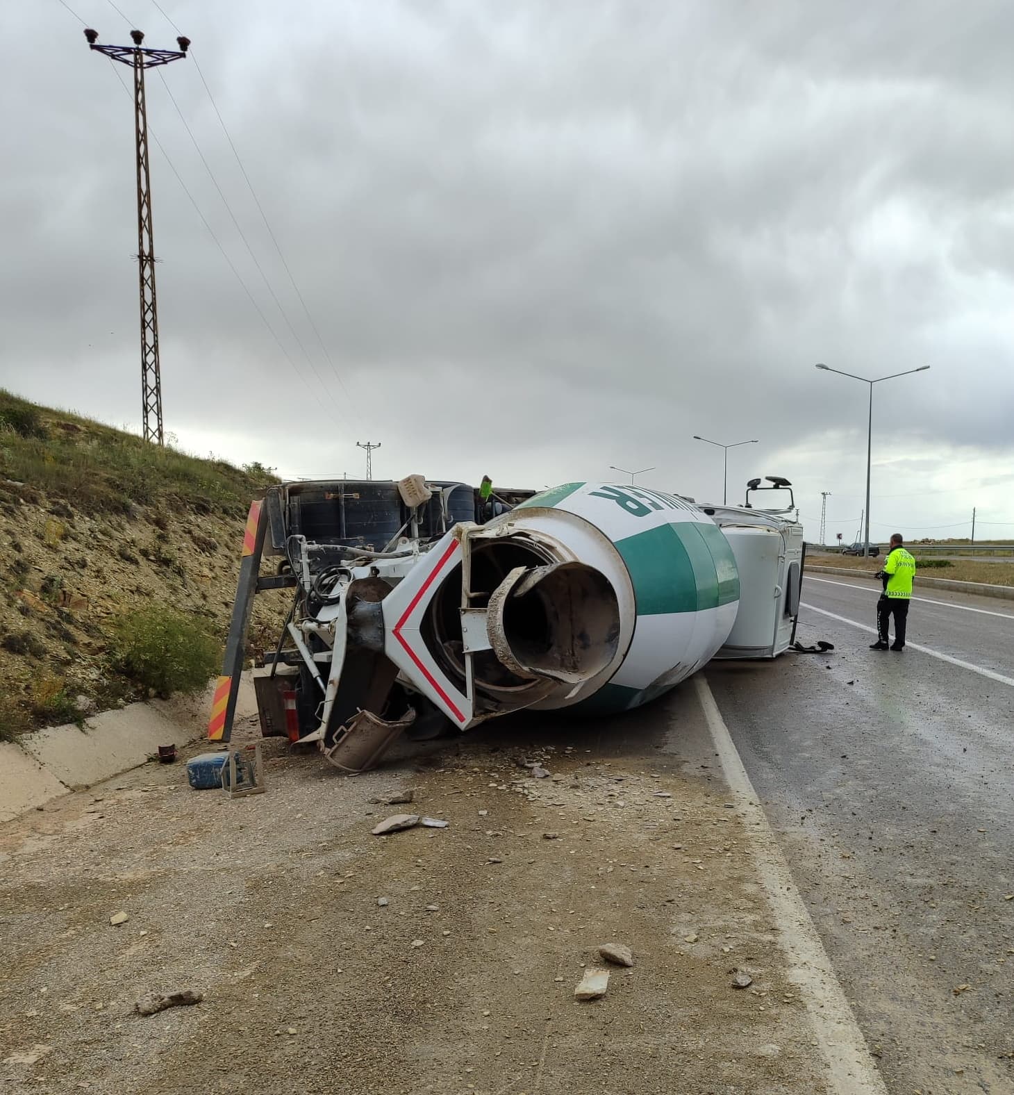 Bayburt'ta devrilen beton mikserinin sürücüsü öldü