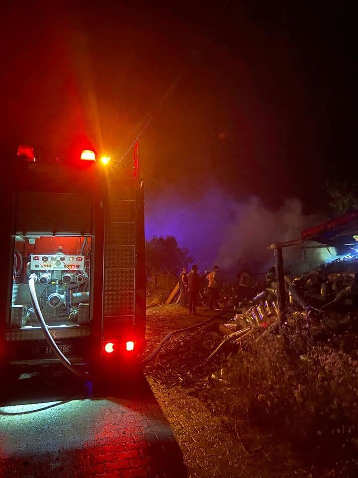 Tokat'ta odunluğa düşen yıldırım yangına neden oldu