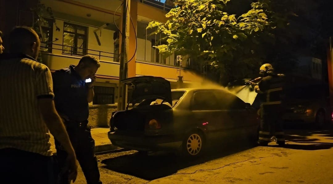Çorum'da yanan otomobil söndürüldü
