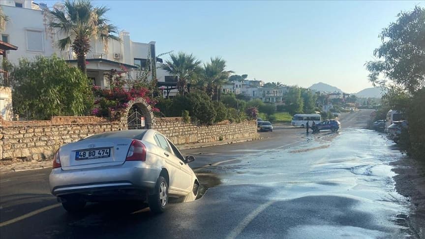 Otomobil yolda oluşan çukura düştü