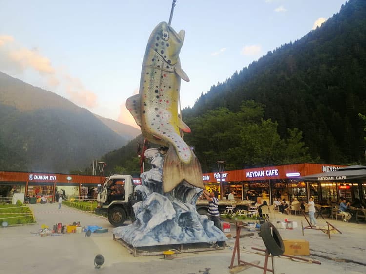 Uzungöl'de 7 metrelik kırmızı benekli alabalık maketi sergileniyor