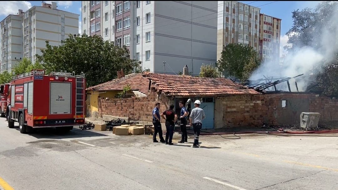 Çorum'da gecekonduda çıkan yangın söndürüldü