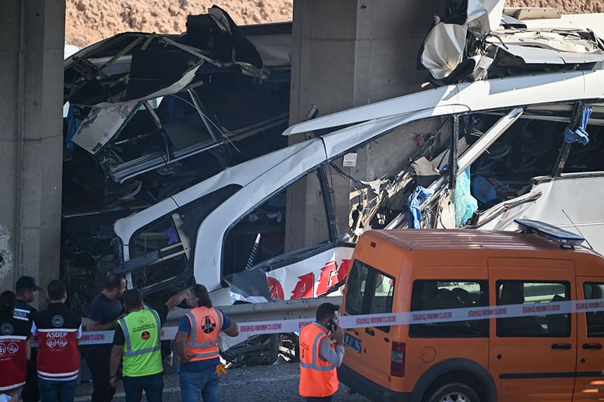 Otobüs köprü ayağına çarptı: 9 ölü, 26 yaralı