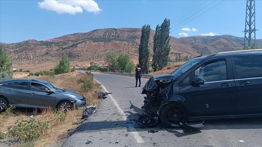 Otomobille minibüsün çarpışması sonucu 9 kişi yaralandı