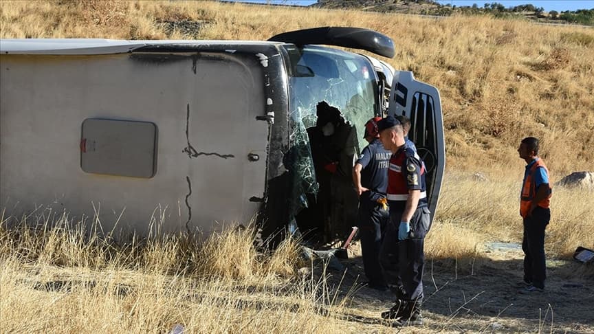 Malatya'da yolcu otobüsü devrildi: 26 yaralı!