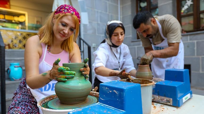 Kadınlar kültürlerini çömleklere aktarıyor