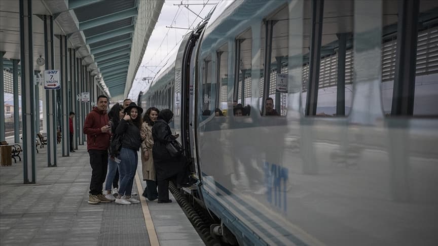Gençler ulaşımda treni tercih etti