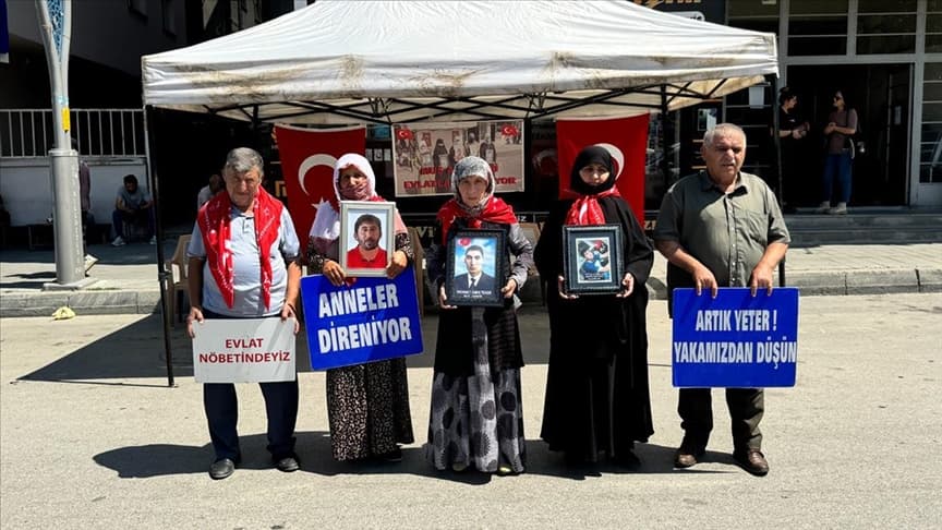 DEM Parti önünde "evlat nöbeti" devam ediyor