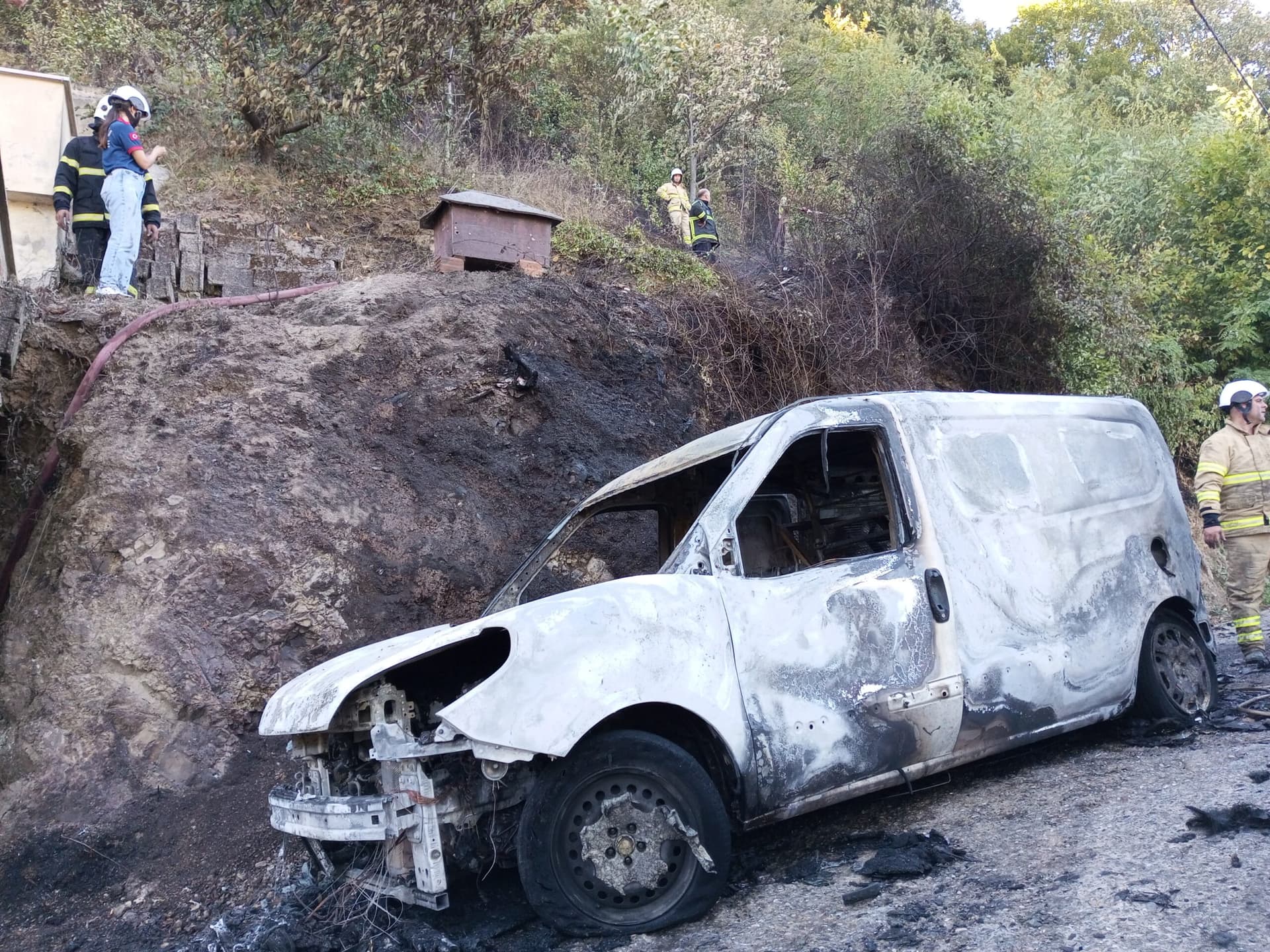 Araçta başlayıp ormanlık alana sıçrayan yangın söndürüldü
