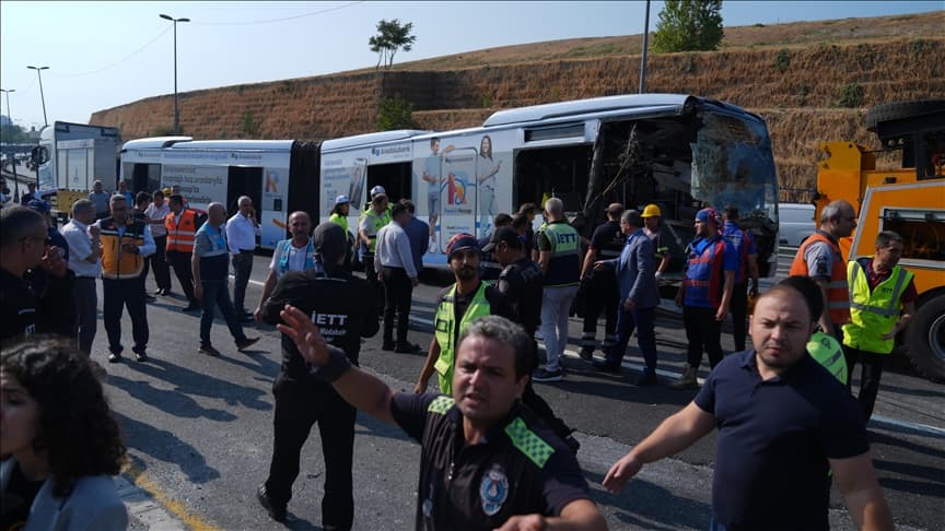 Metrobüsler çarpıştı: 1 Ölü, 38 Yaralı