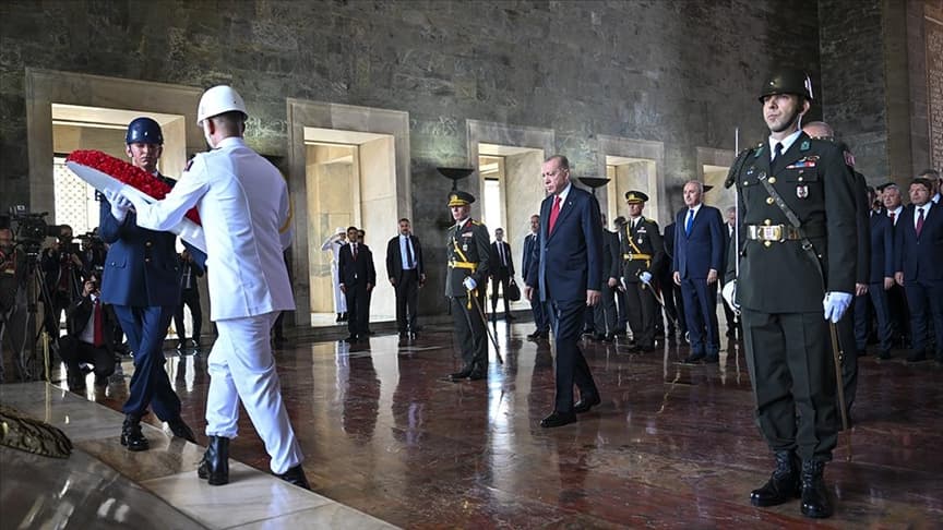 Cumhurbaşkanı Erdoğan Anıtkabir'i ziyaret etti