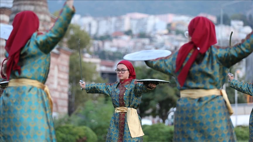 Türkiye'nin ilk ve tek kadın kılıç kalkan ekibi Avrupa'ya açılıyor