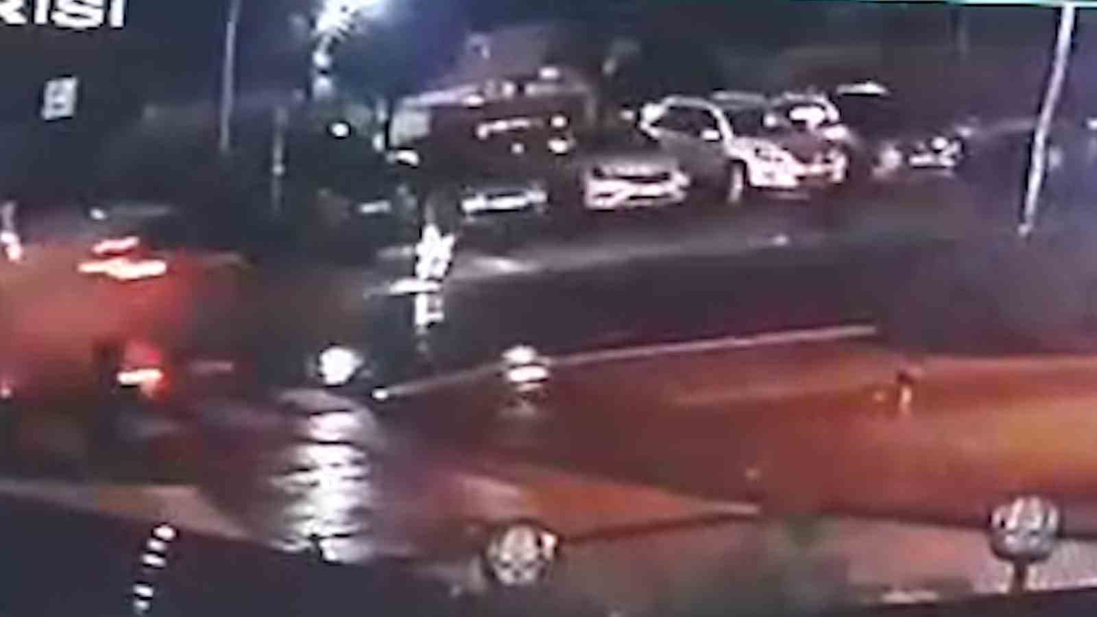 Yoldan karşıya geçmeye çalışan bayana araba çarptı