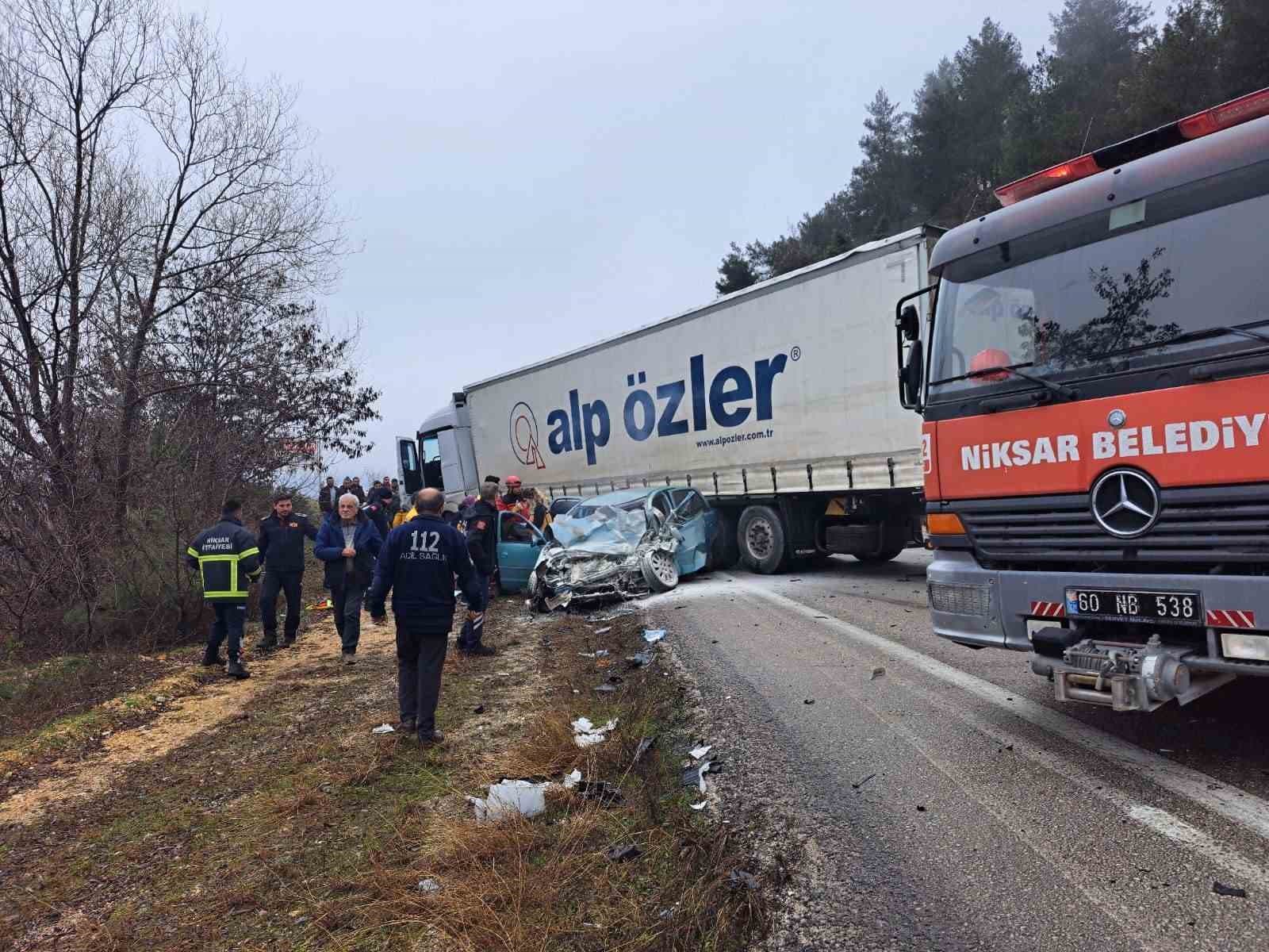 Tıra çarpan Opel marka otomobil 2 kişiye mezar oldu