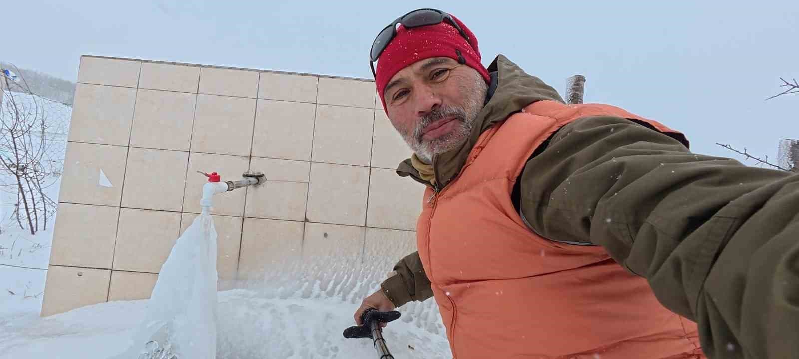 Bin 350 rakımlı beldede çeşmenin akan suyu buz tuttu