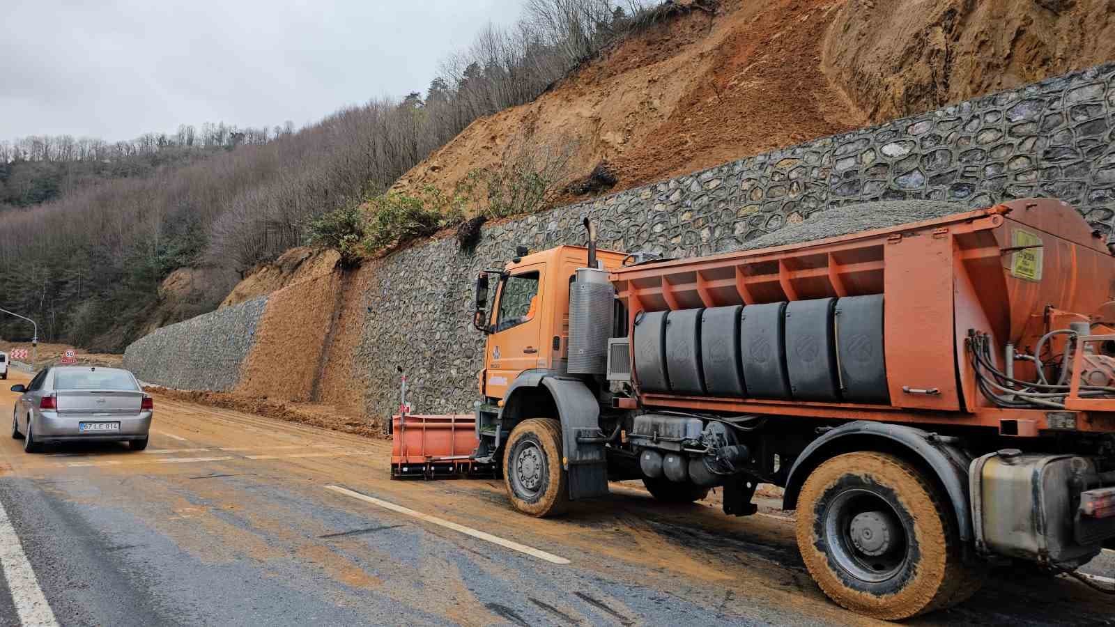 Zonguldak-Ereğli yolunda heyelan meydana geldi