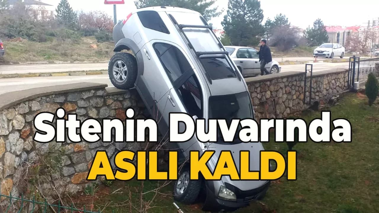 Safranbolu'da Bir Araç Sitenin Duvarında Asılı Kaldı