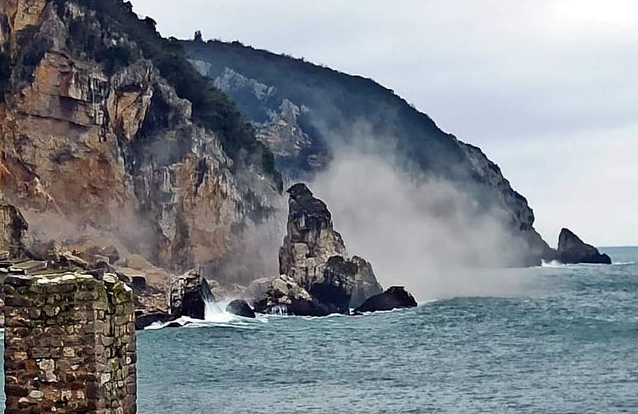 Amasra’da sağanak sonrası heyelan
