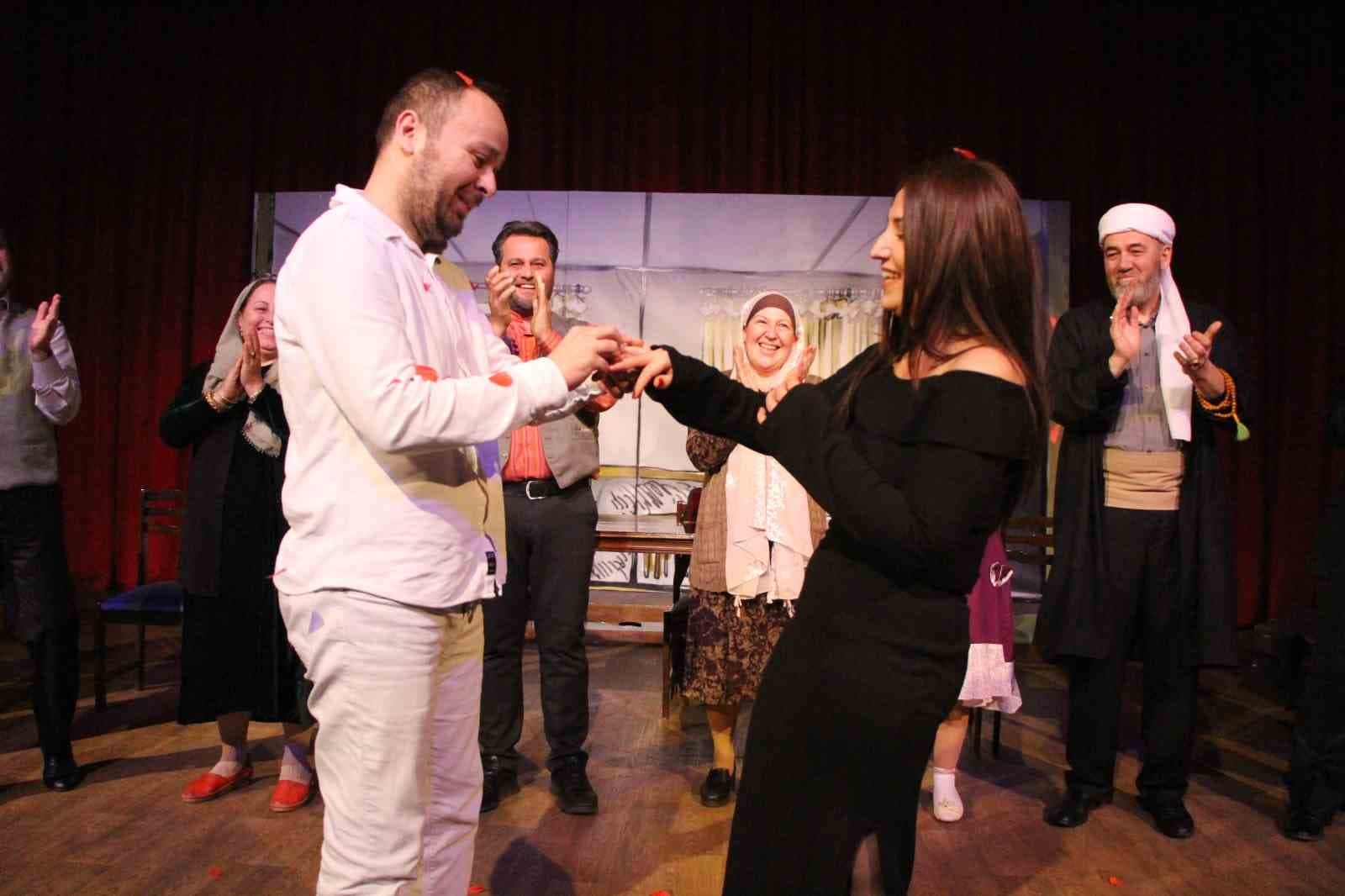 Tiyatro sahnesinde sürpriz evlilik teklifi
