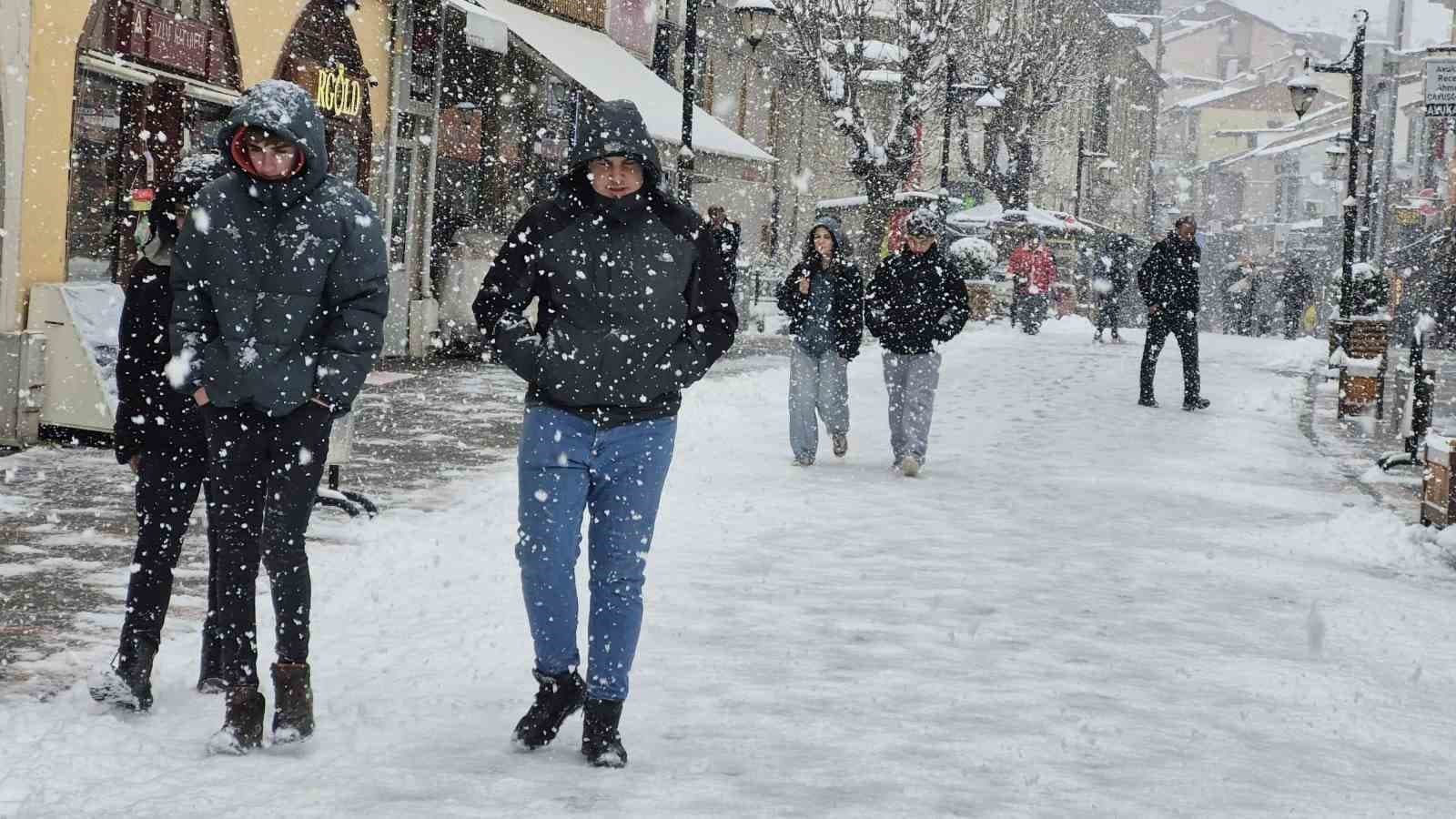 Bartın’da kar esareti