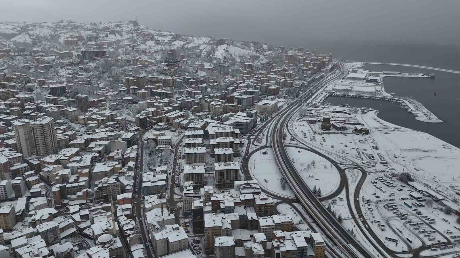 Rize’de şehir merkezi beyaza büründü