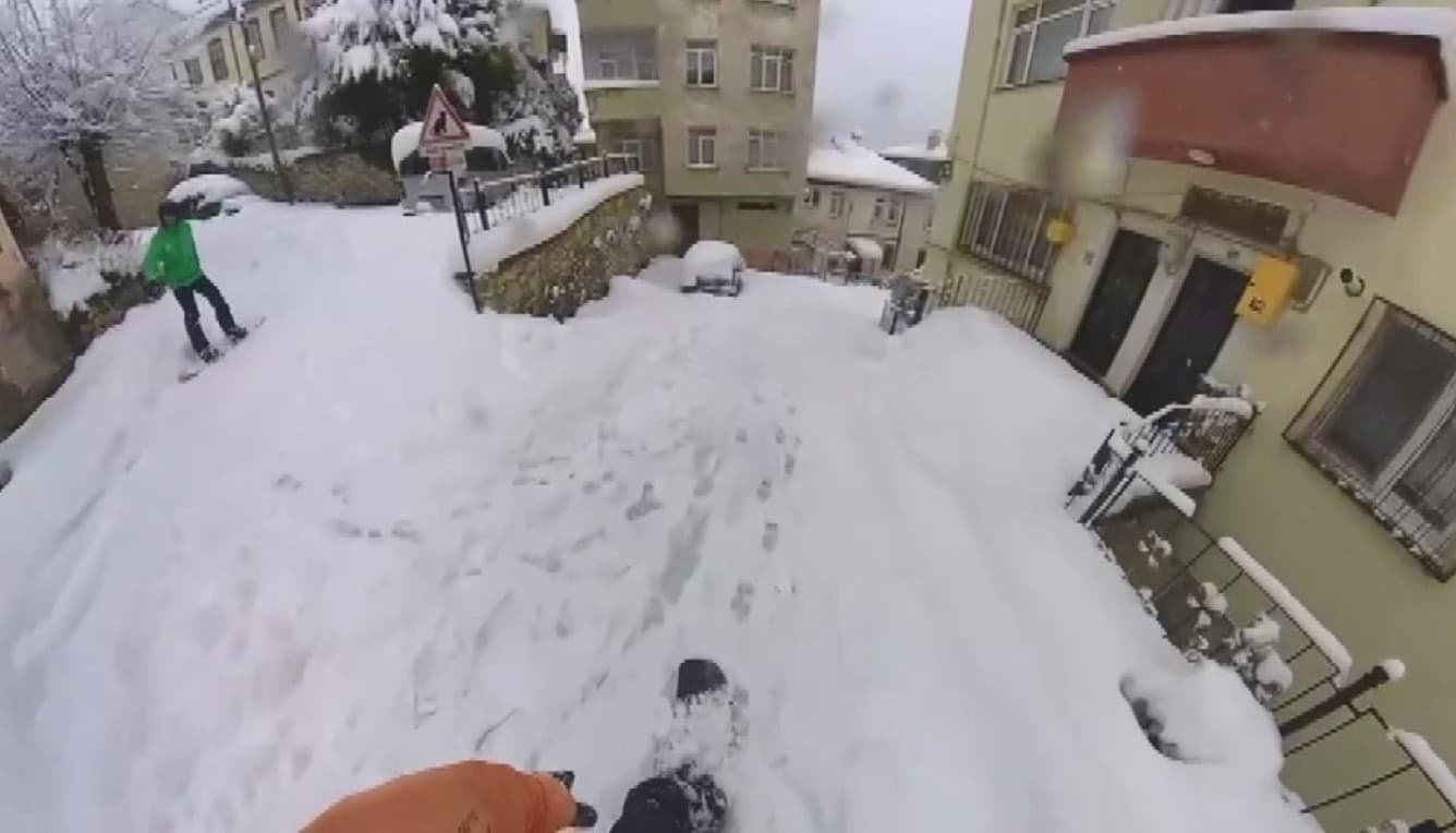 Ordu’nun karla kaplanan sokaklarına ‘snowboard’