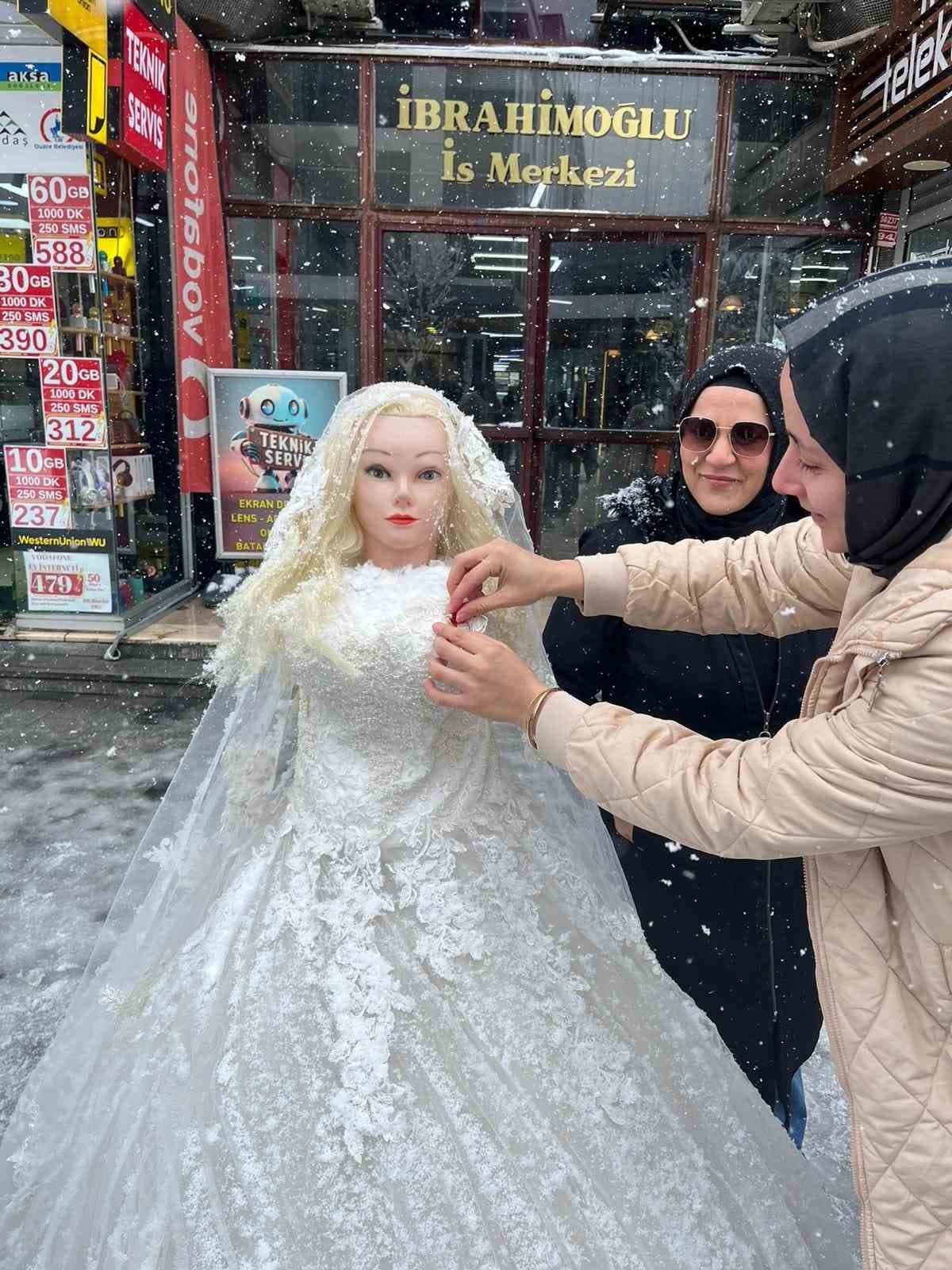 Kardan gelin ile damat yapıp altın taktılar