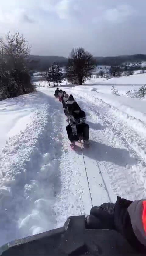 ATV’ye bağlı kızaklarla kayak keyfi yaptılar