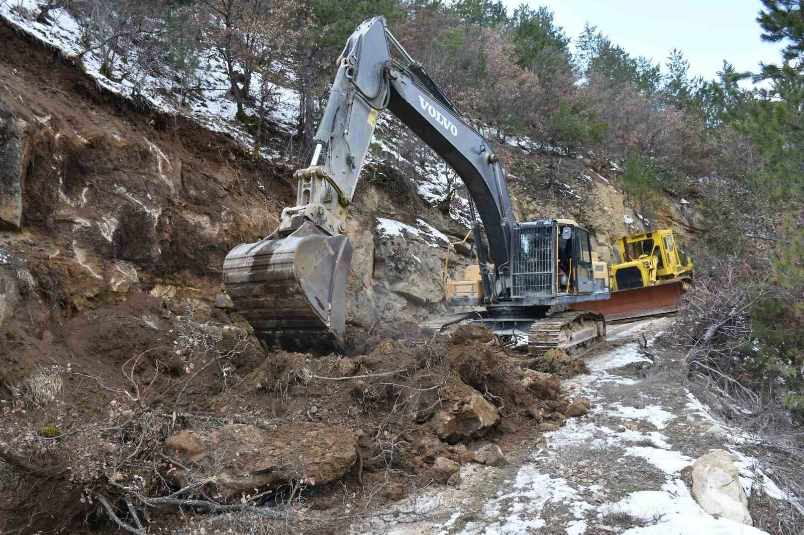 Heyelan köy yolunu kapattı