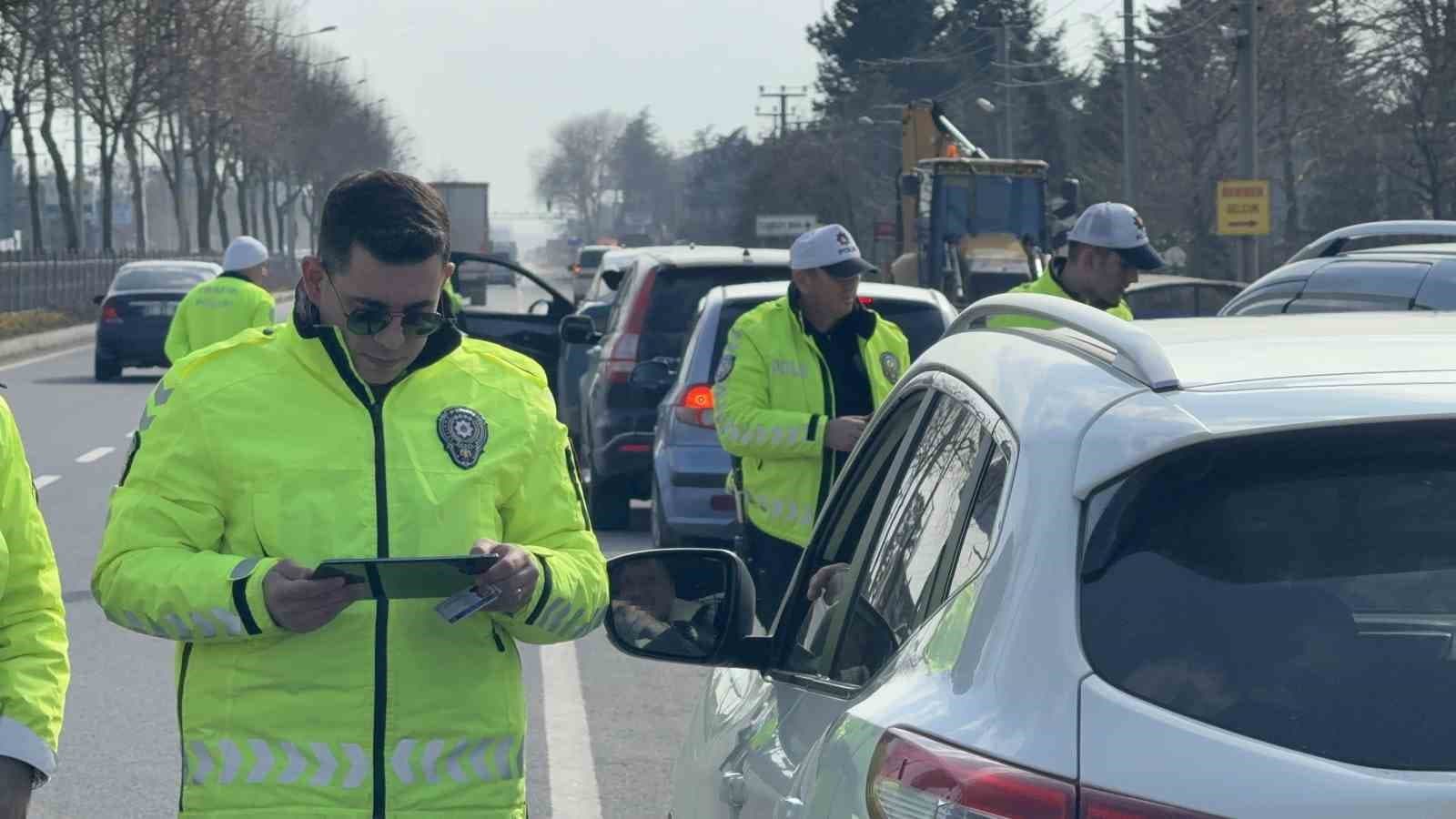 Düzce’de polis ekiplerinden şok denetim