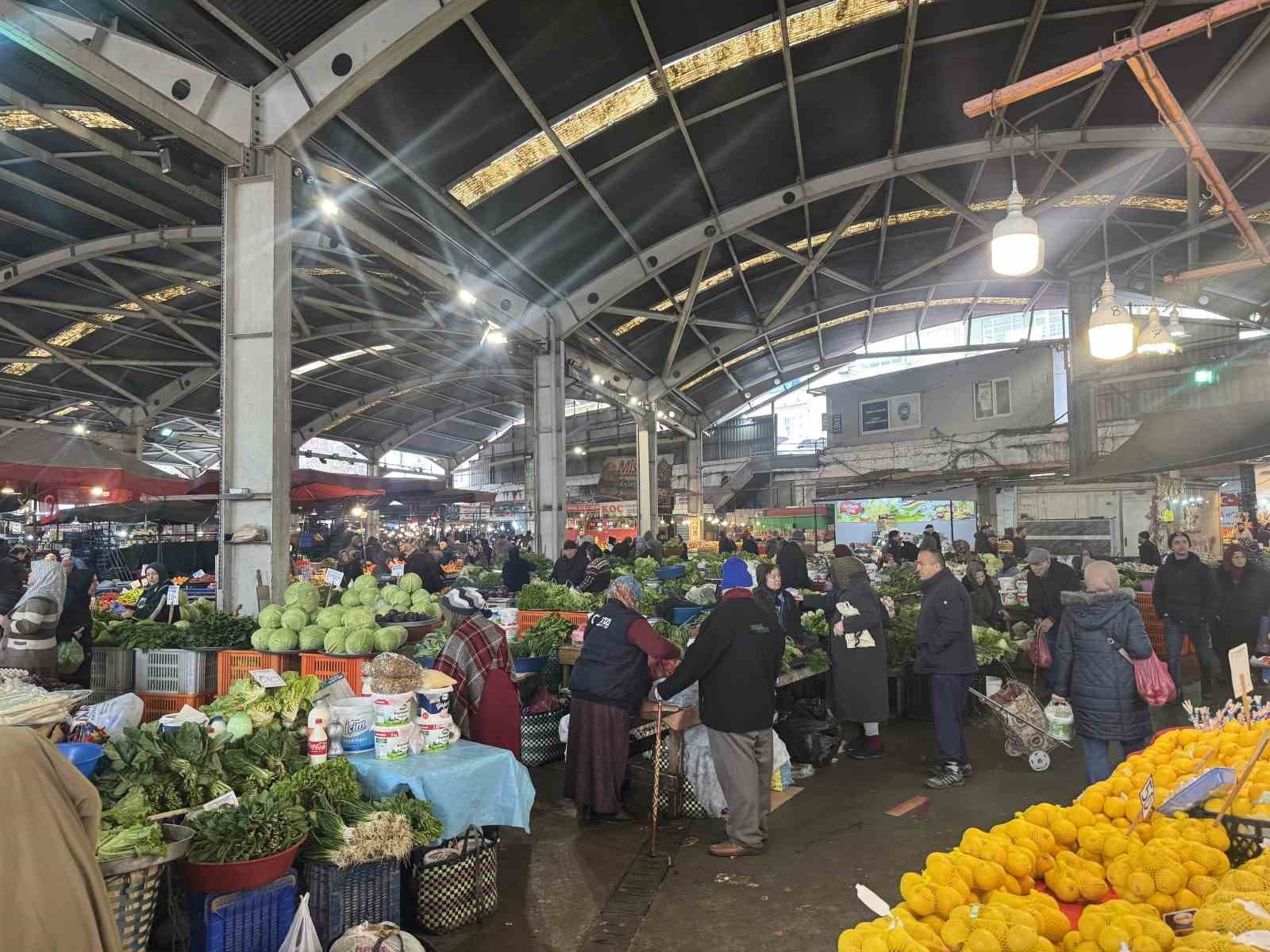Halk pazarında fiyatlar yükseldi