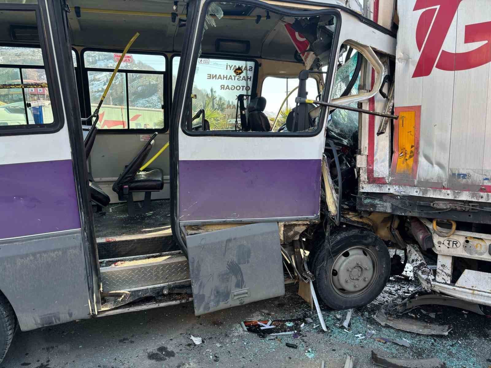 Yolcu dolu minibüs park halindeki tıra çarptı: 12 yaralı