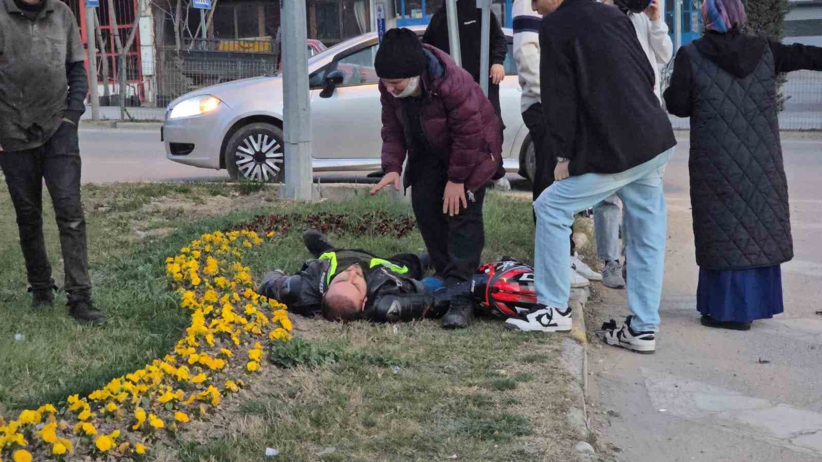 Motosiklet sürücüsünün otomobile çarpma anı kamerada