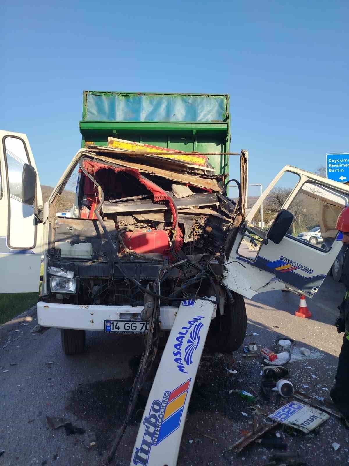 Tavuk taşıyan tır kaza yaptı